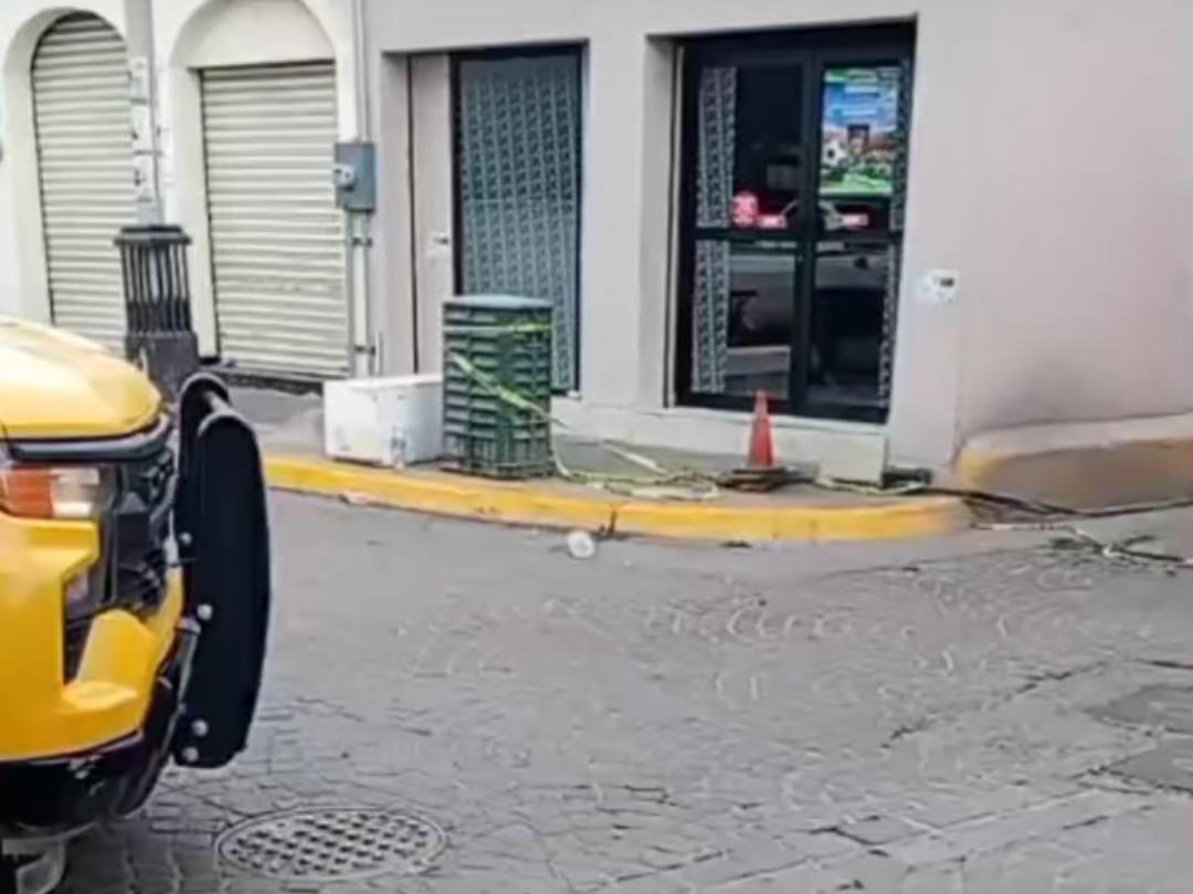 $!Se incendia registro de cableado subterráneo en el centro de El Rosario