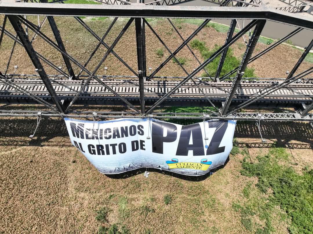 $!‘Culiacán Valiente’ coloca lona en el Puente Negro exigiendo paz