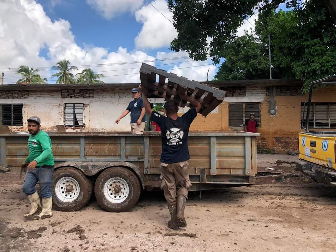 $!Elementos de Protección Civil apoyan en las acciones de limpieza en Agua Verde, Rosario