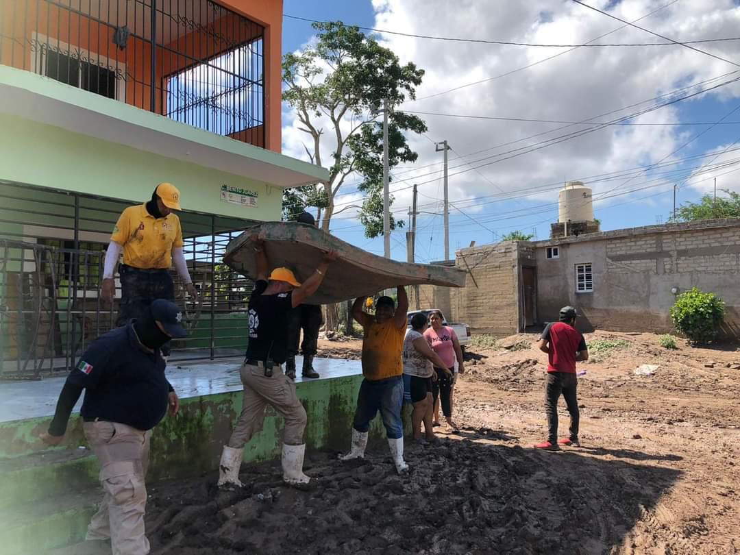 $!Elementos de Protección Civil apoyan en las acciones de limpieza en Agua Verde, Rosario