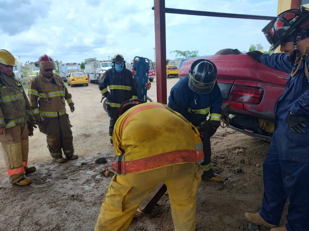 $!Personal de auxilio de Escuinapa se actualizan en el manejo de las ‘Quijadas de la Vida’