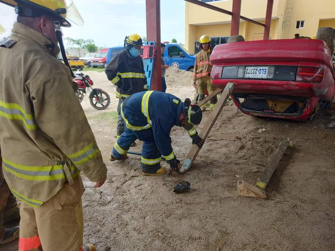 $!Personal de auxilio de Escuinapa se actualizan en el manejo de las ‘Quijadas de la Vida’