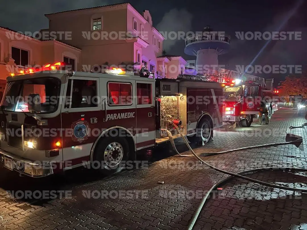 $!Se incendia lancha deportiva en la Isla de la Marina Mazatlán