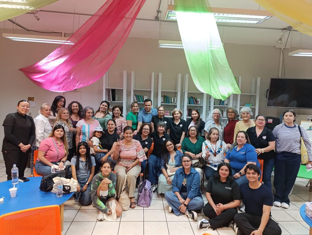 $!El colectivo y bordadores que se sumaron en una juntanza.