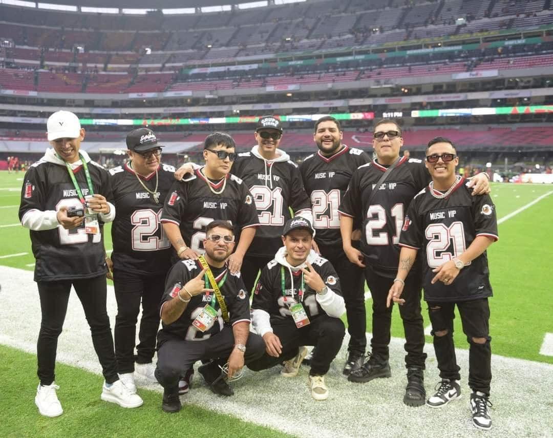$!Abuchean a Grupo Firme en su presentación en partido de la NFL en México
