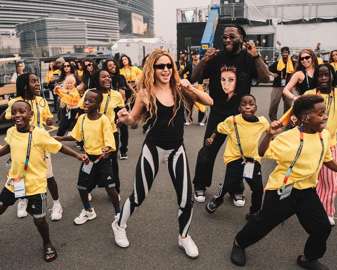 $!Shakira con Triplets Ghetto Kids.