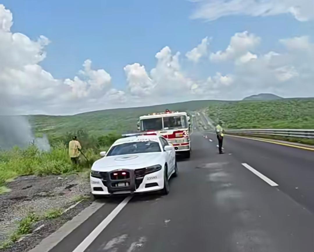 $!Falla mecánica provoca incendio de pickup en la carretera México 15, al norte de Ahome