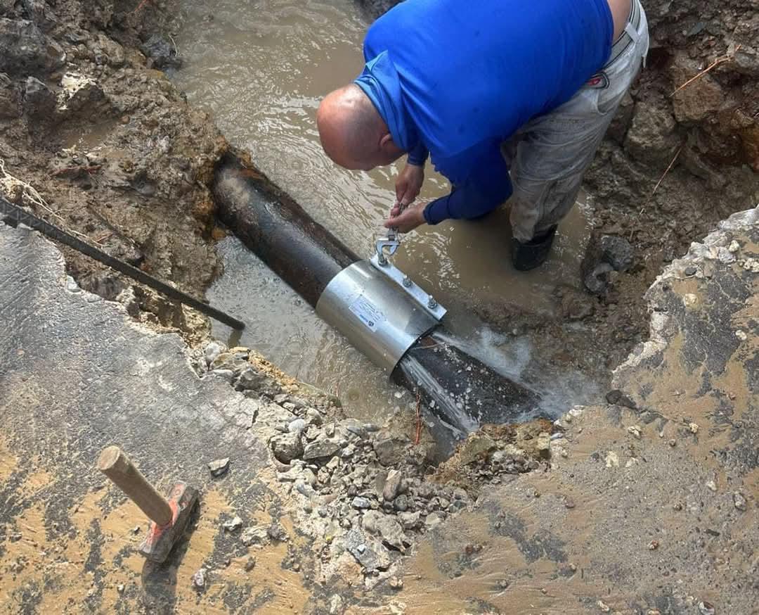 $!Reparan fuga de agua en Centro Histórico en Mazatlán