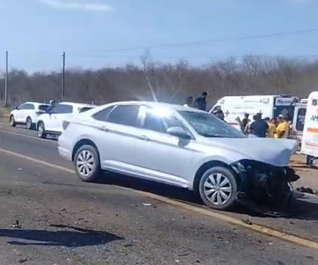 $!Deja 6 heridos choque entre dos autos en la libre Mazatlán-Culiacán