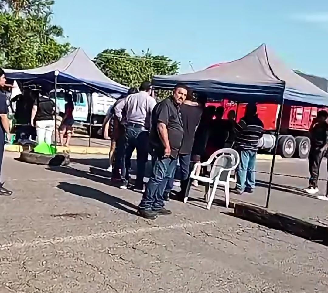 $!Bloquean carretera Los Mochis-El Fuerte en La Constancia para exigir solución a 3 días sin luz