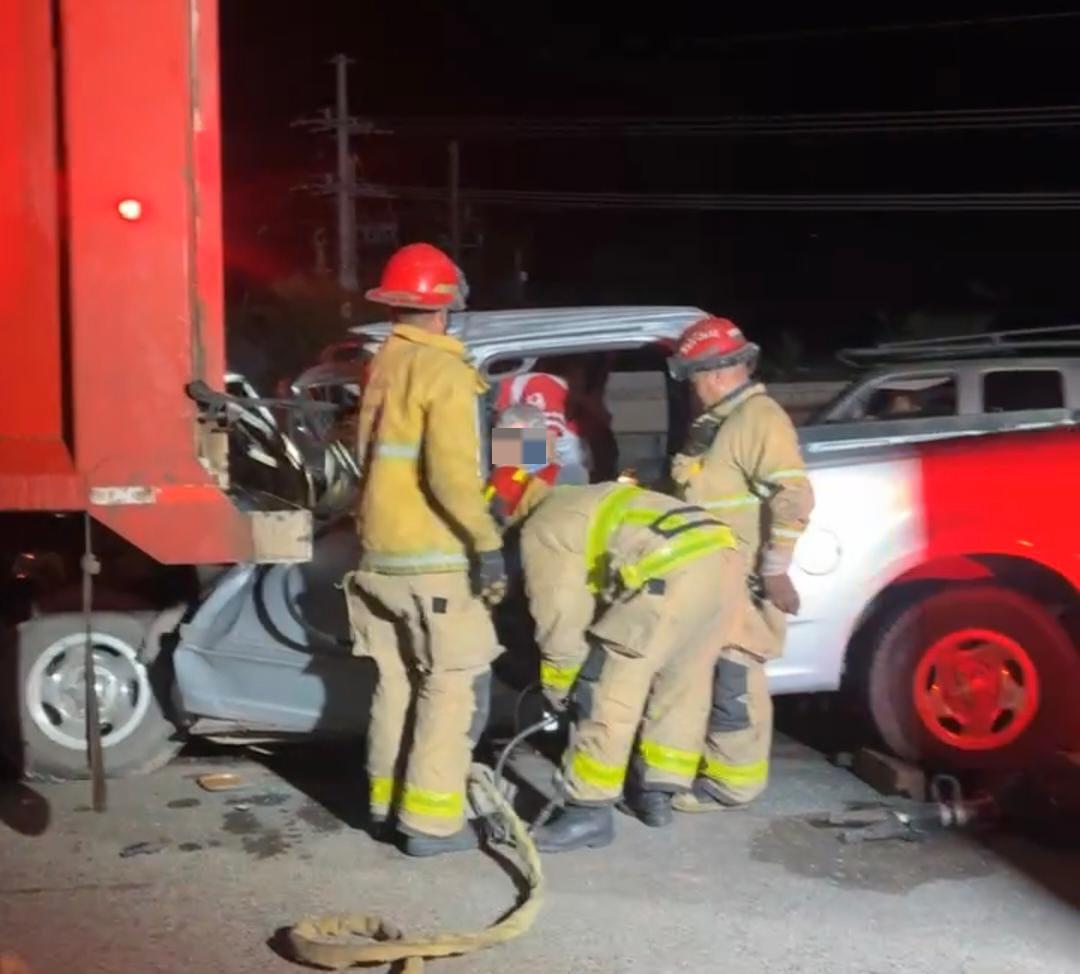 $!Choca camioneta contra camión de carga en Guamúchil; conductor queda grave