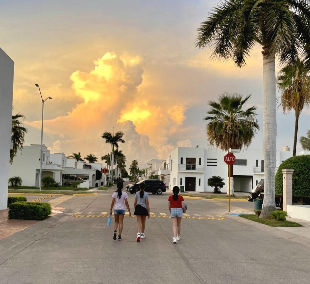 $!Niñas caminando al Sol de la esperanza, foto cortesía de Bonny.