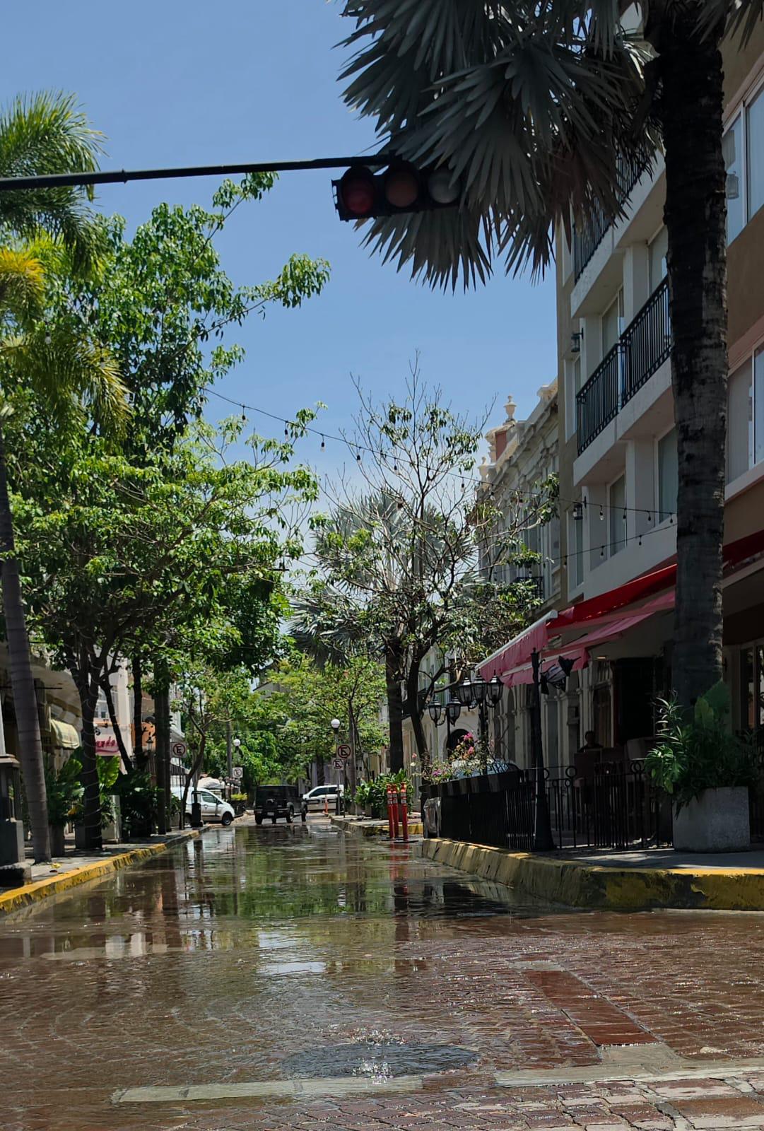 $!Una vez más las lluvias exhiben las deficiencias del drenaje en el Centro Histórico de Mazatlán