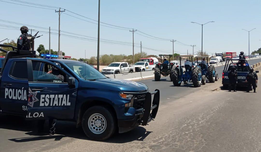 $!Maiceros toman Culiacán y paralizan el Aeropuerto