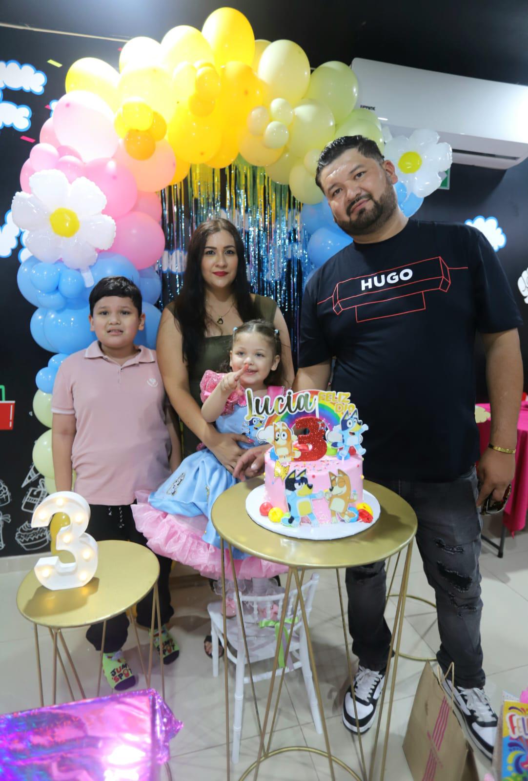 $!Lucinda Serrano Ramos y Juan Llamas Ramos junto a sus hijos, Juan Gerardo y Lucía Adara.