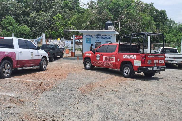 Trasladan al hospital a menor de edad tras ser rescatada de una alberca en Mazatlán
