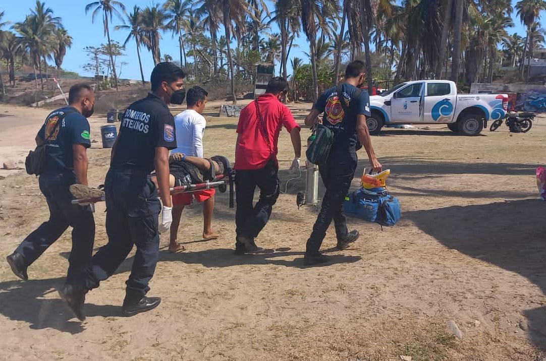 $!Fuerte oleaje voltea lancha inflable sobre zona rocosa de Mazatlán; hay dos lesionados