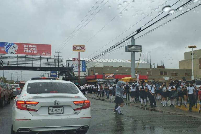 Por lluvias en Mazatlán, estudiantes batallan para agarrar camiones