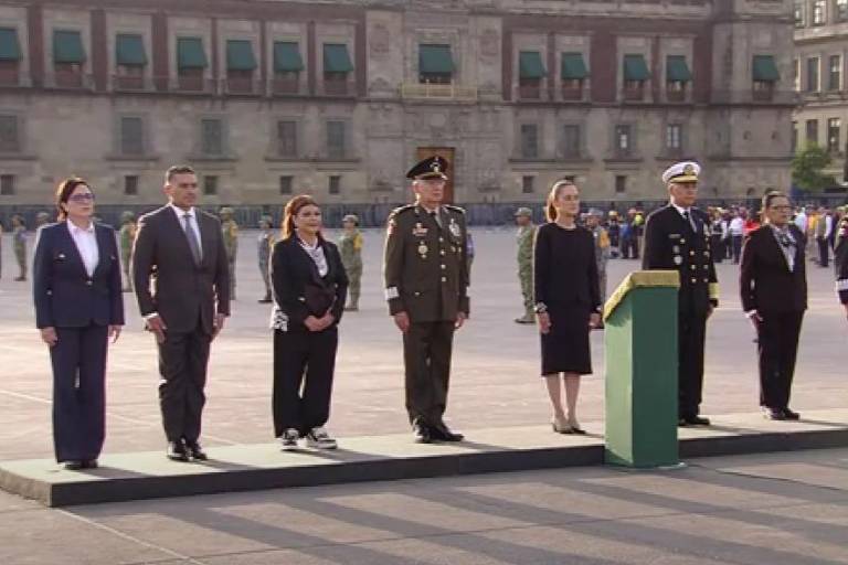 Sheinbaum iza bandera a media asta en memoria de víctimas de sismos de 1985 y 2017
