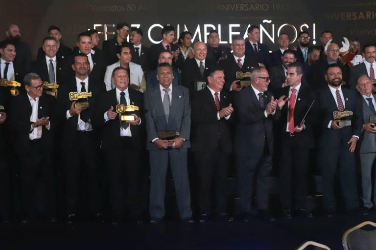 Reconocen trayectoria de familia de Venados de Mazatlán