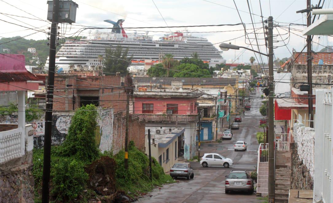$!Pese a la lluvia, turistas disfrutan Mazatlán