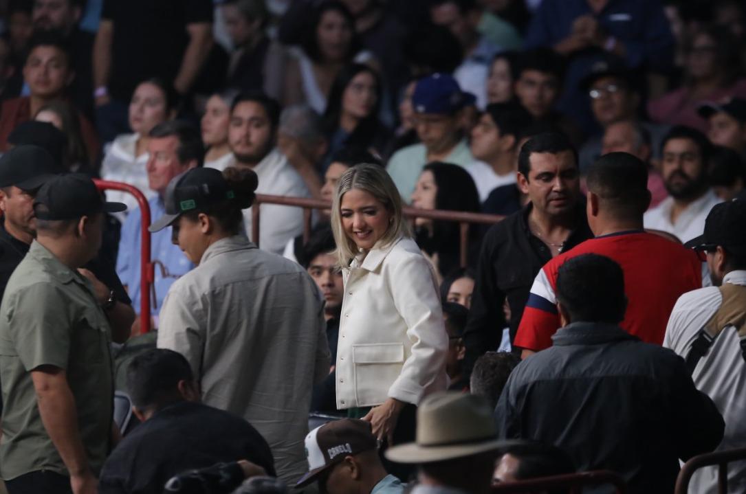 $!Mazatlecos se hacen presentes en el CUM para apoyar a Marco Verde en casa