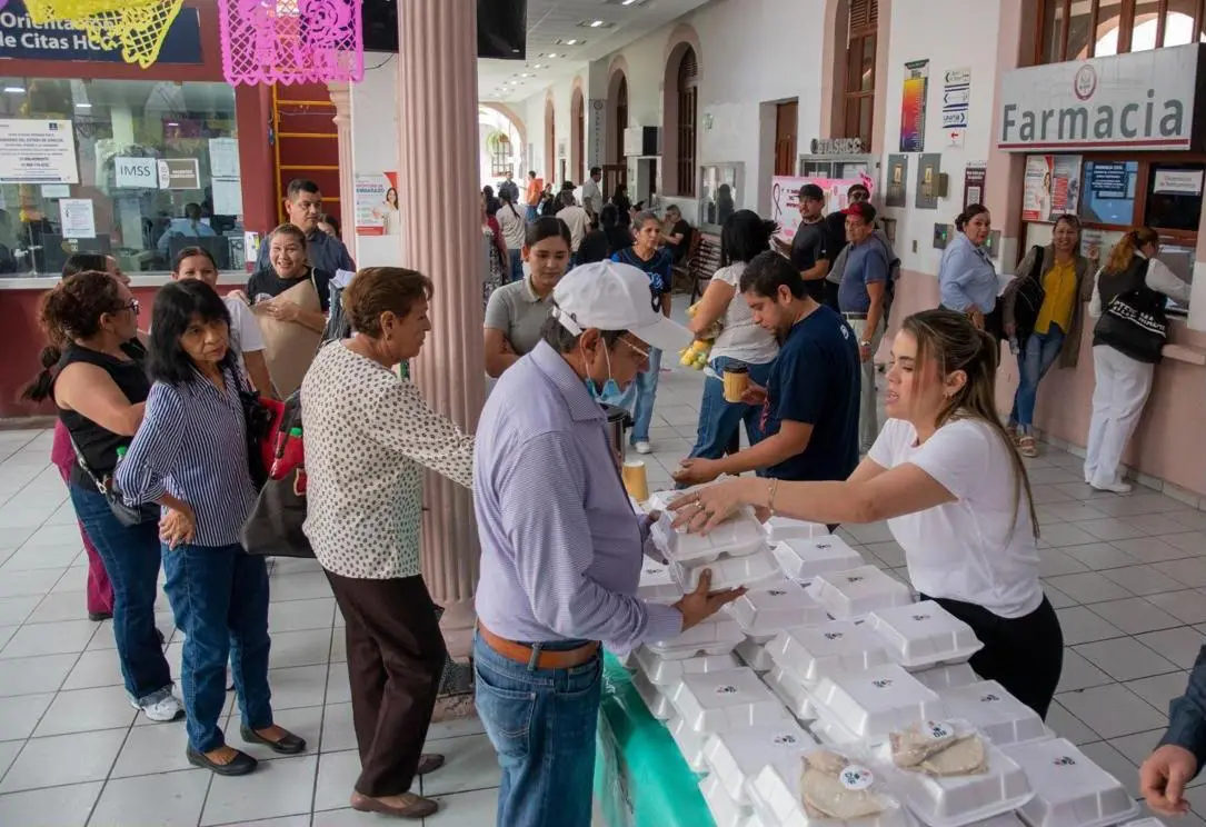 $!Alcaldesa de Culiacán entrega alimentos a familiares de pacientes en Hospital Civil