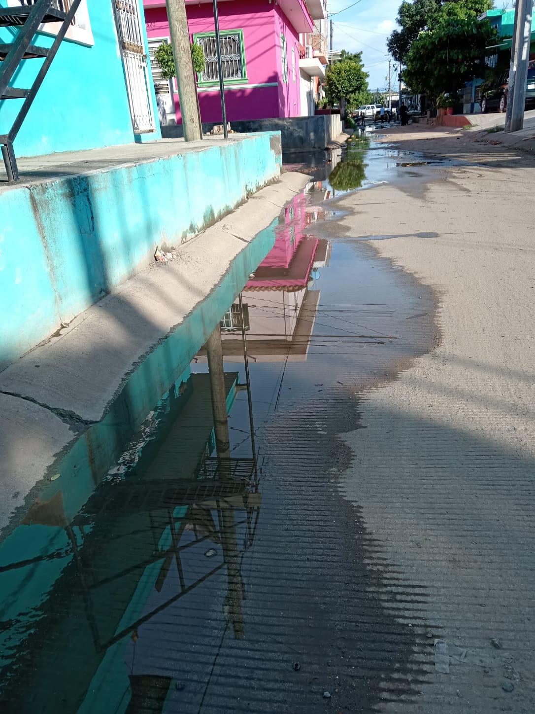 $!Inundan aguas negras la colonia Jesús García; vecinos se alistan para bloquear crucero para que les solucionen