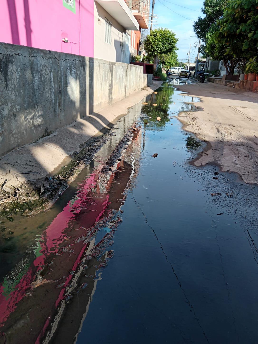 $!Inundan aguas negras la colonia Jesús García; vecinos se alistan para bloquear crucero para que les solucionen