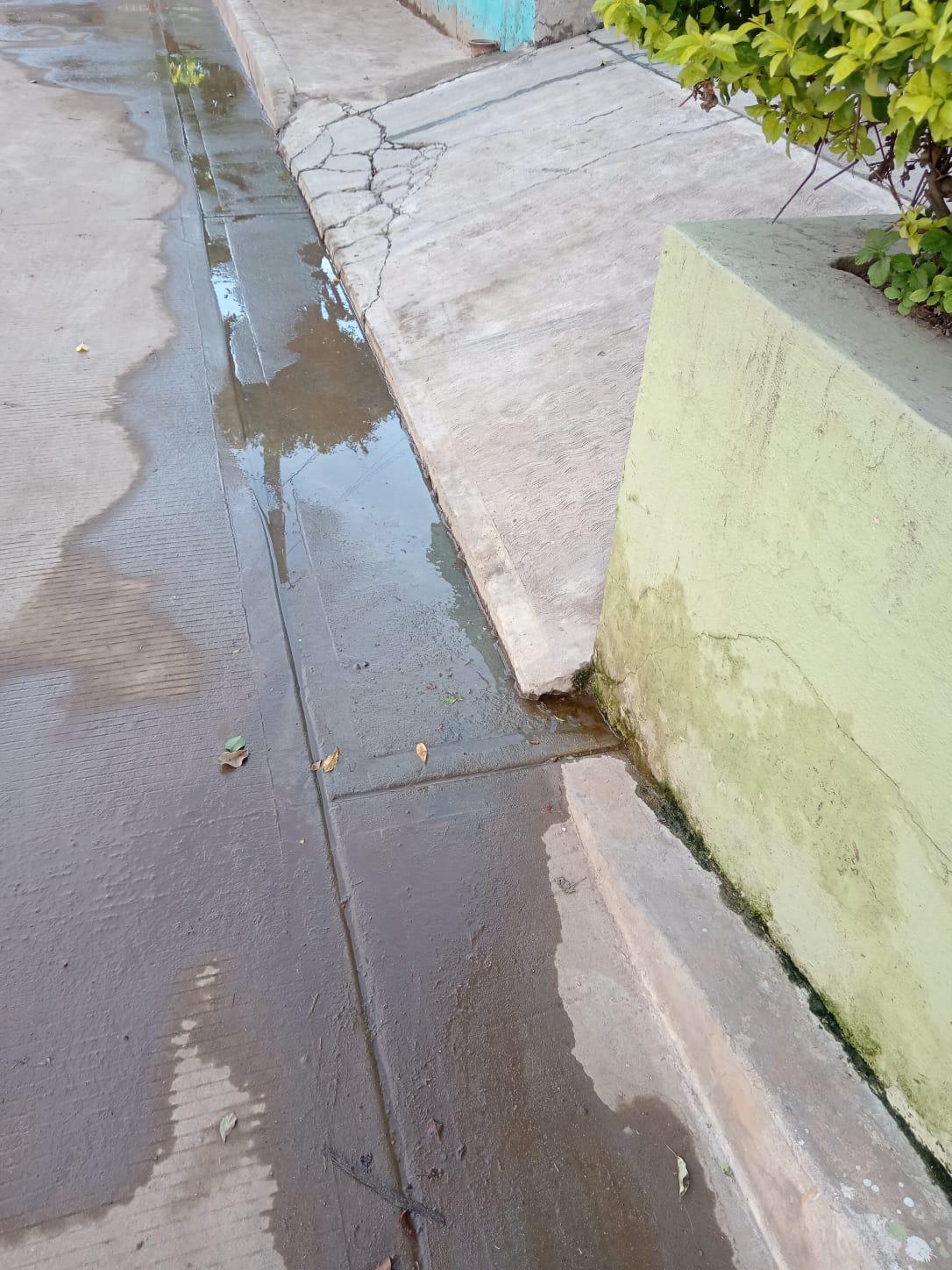 $!Inundan aguas negras la colonia Jesús García; vecinos se alistan para bloquear crucero para que les solucionen