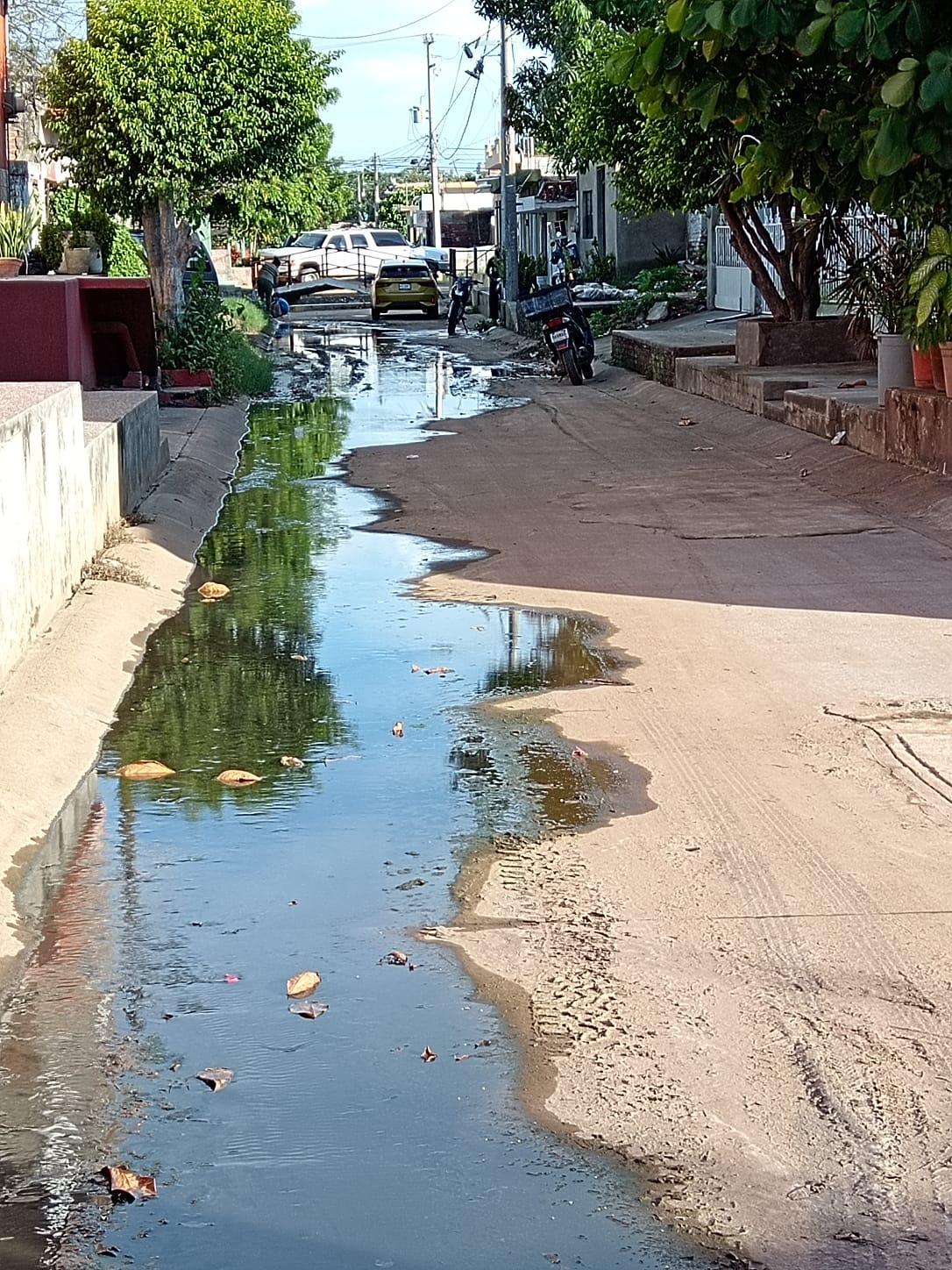 $!Inundan aguas negras la colonia Jesús García; vecinos se alistan para bloquear crucero para que les solucionen