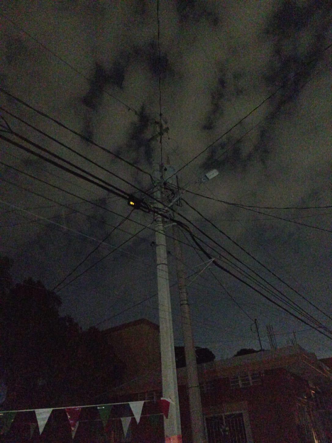 $!En medio del calorón, se quedan sin luz en la colonia Jesús García, en Mazatlán