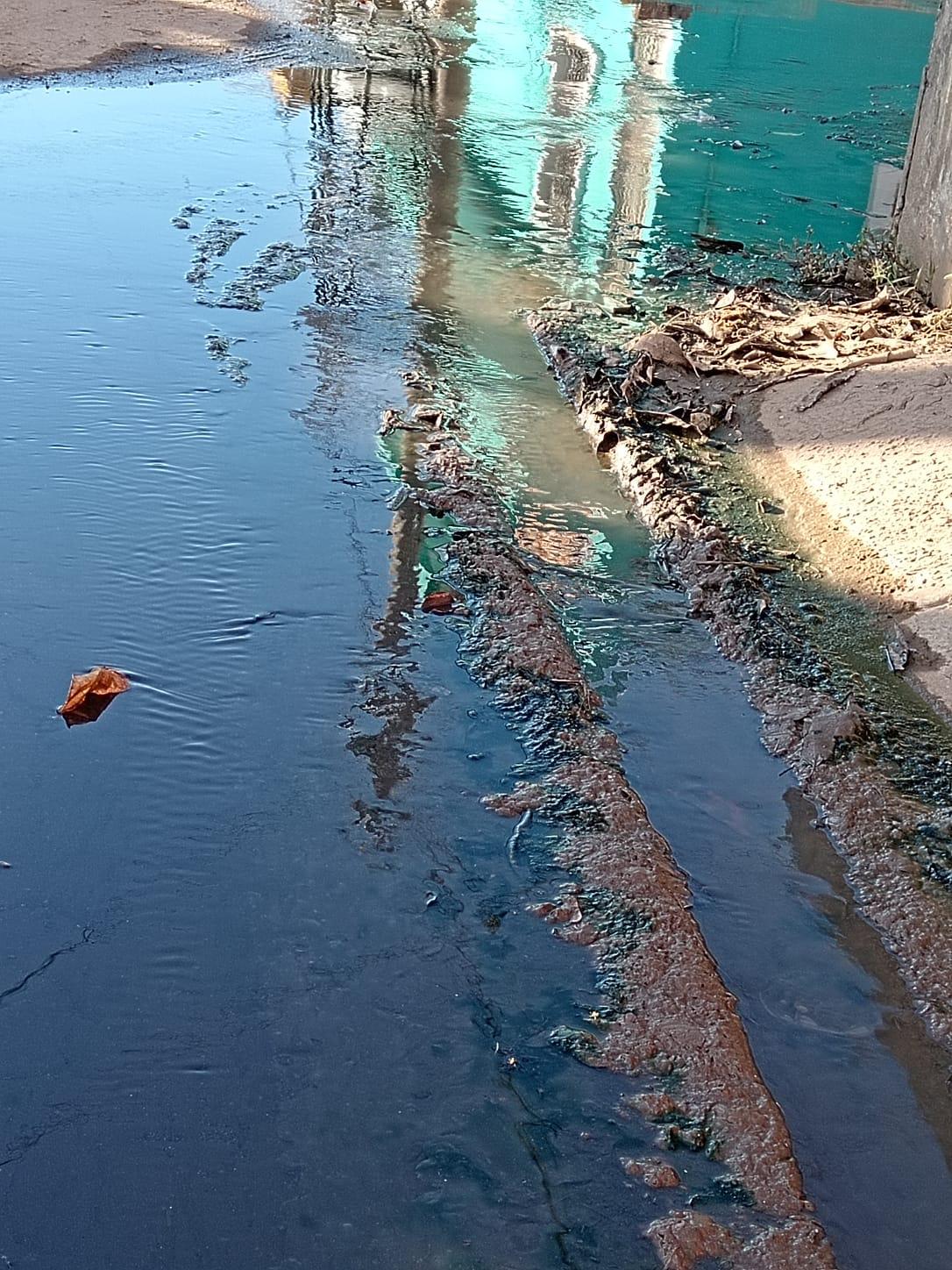 $!Inundan aguas negras la colonia Jesús García; vecinos se alistan para bloquear crucero para que les solucionen