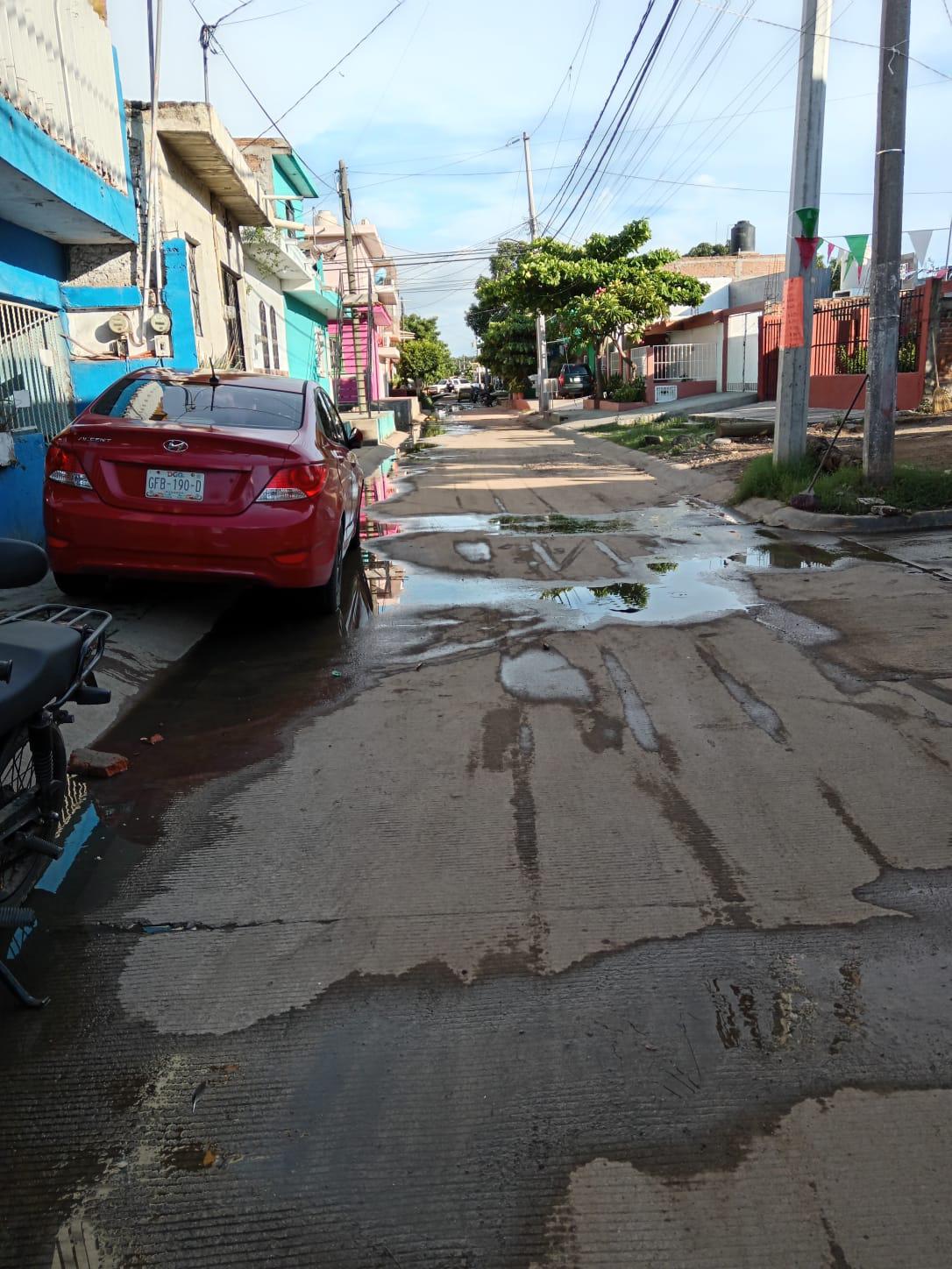 $!Inundan aguas negras la colonia Jesús García; vecinos se alistan para bloquear crucero para que les solucionen