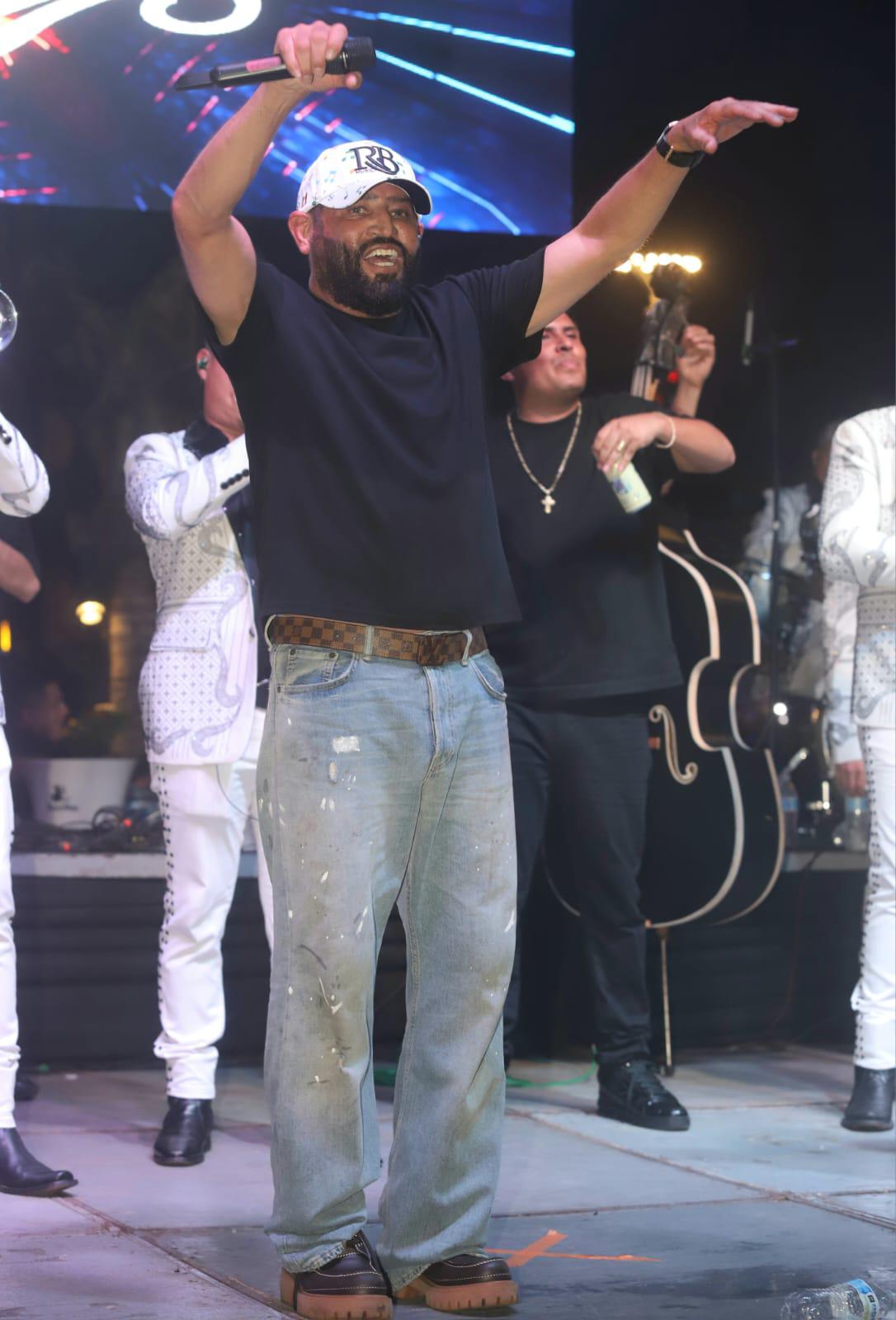 $!Pancho Barraza enamora a Mazatlán con concierto en el malecón