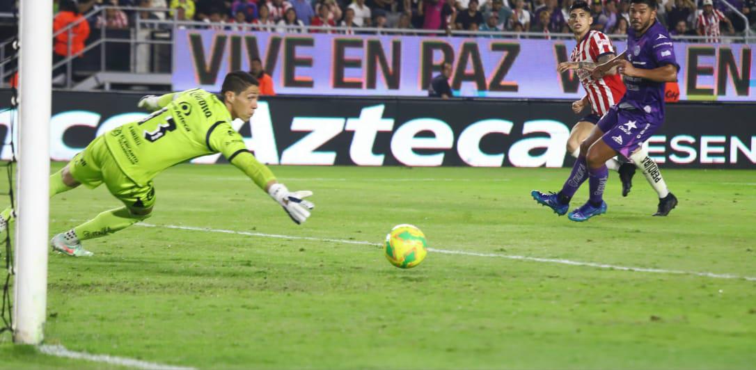 $!Mazatlán rescata el empate en un partido de locura y drama frente a las Chivas