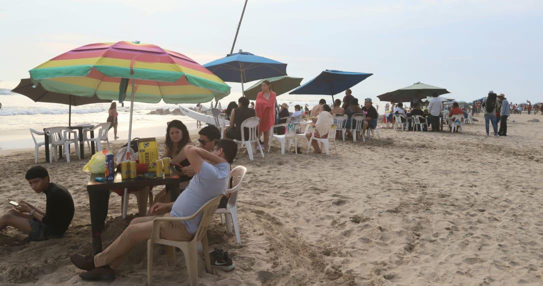 $!Tienen playas de Mazatlán alta afluencia durante segundo día vacacional