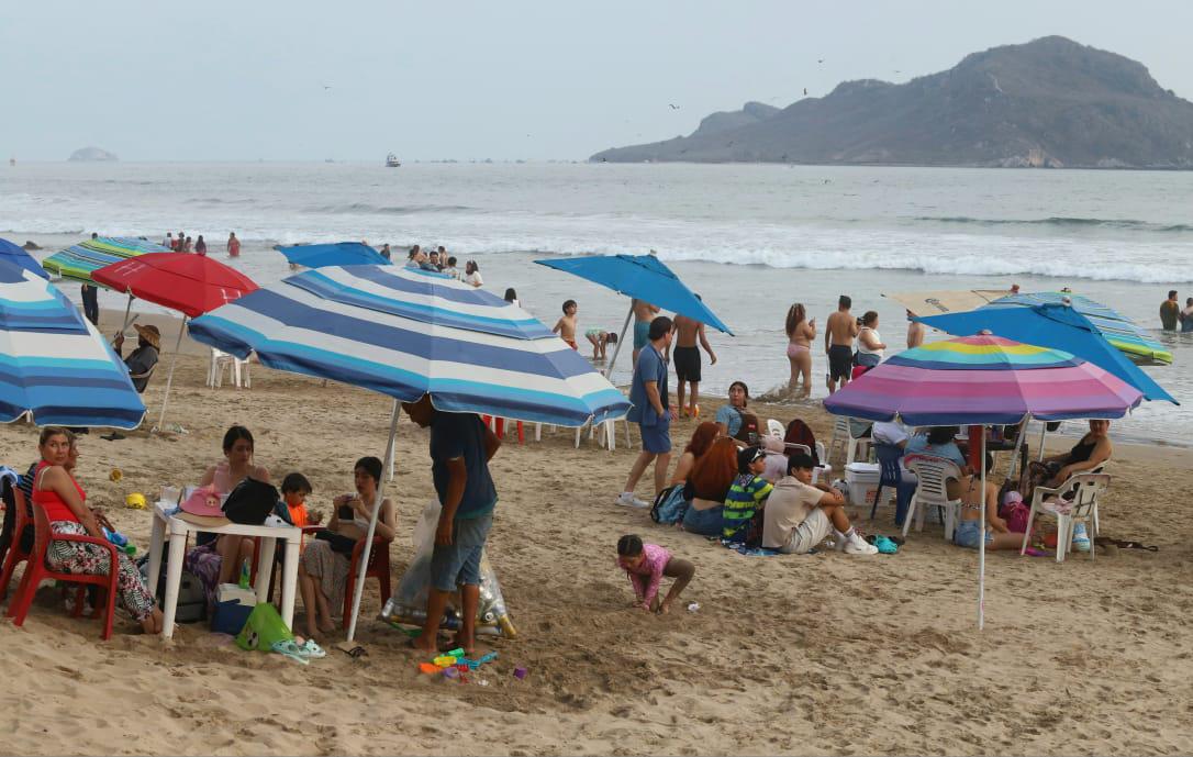 $!Tienen playas de Mazatlán alta afluencia durante segundo día vacacional