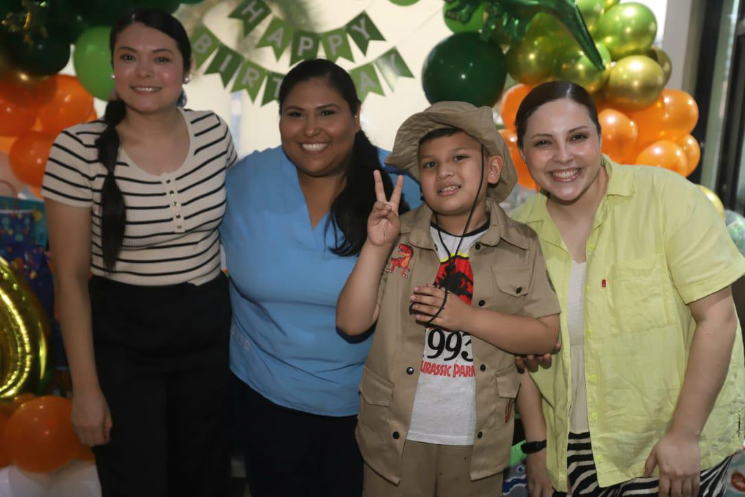 $!El festejado entre Fátima Elizabeth Villa Silva, Daniela Ortega y María José Hernández.