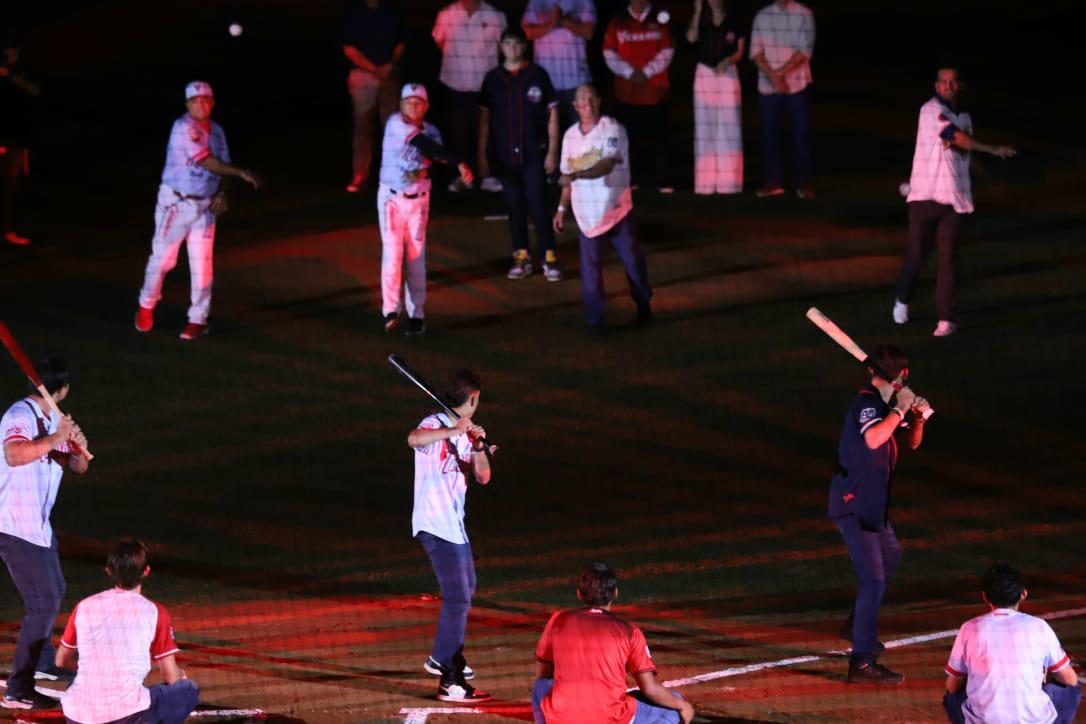 $!Las leyendas del equipo de Mazatlán fueron las encargadas de realizar el primer lanzamiento al home.