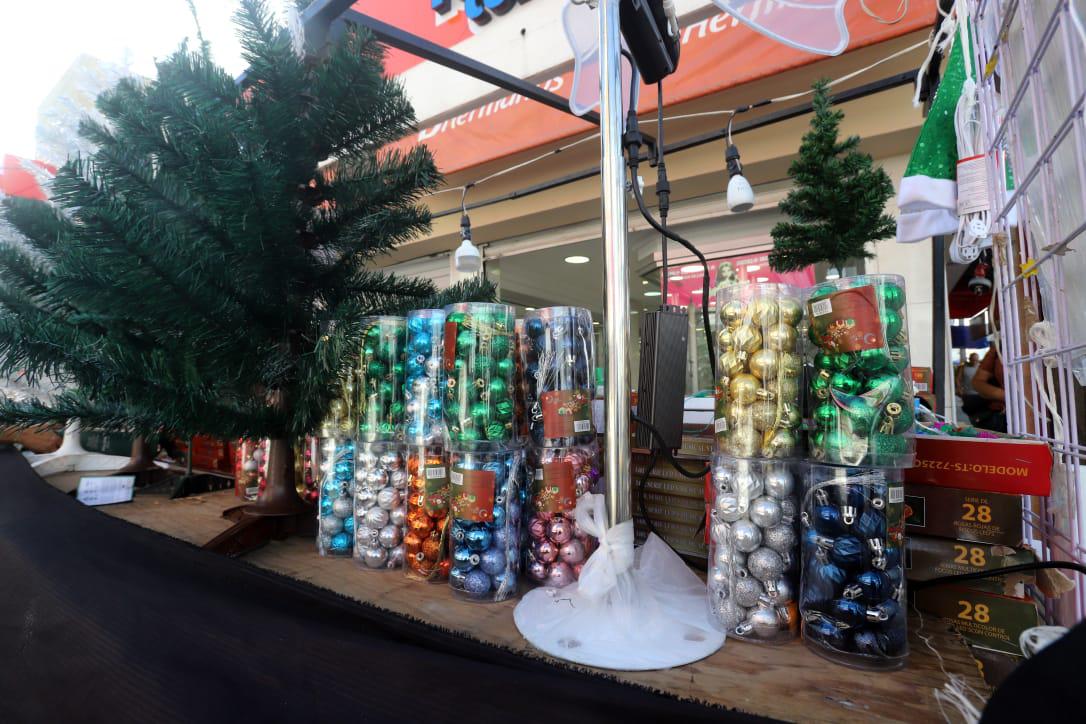 $!Arrancan vendedores y locatarios de Mazatlán la temporada navideña en el Centro de la ciudad