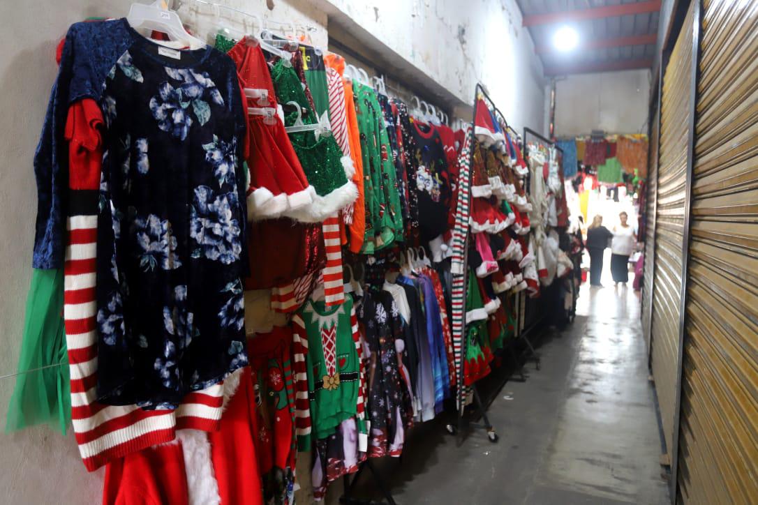 $!Arrancan vendedores y locatarios de Mazatlán la temporada navideña en el Centro de la ciudad