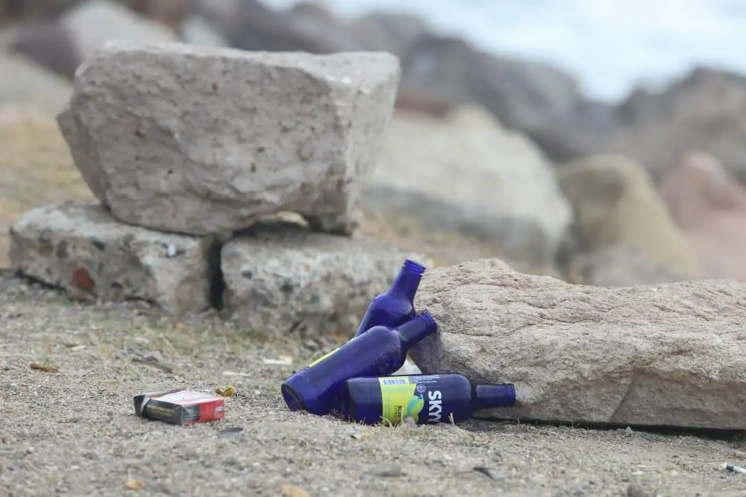 $!Tras el fin de semana largo, escollera del Faro, en Mazatlán, amanece con basura