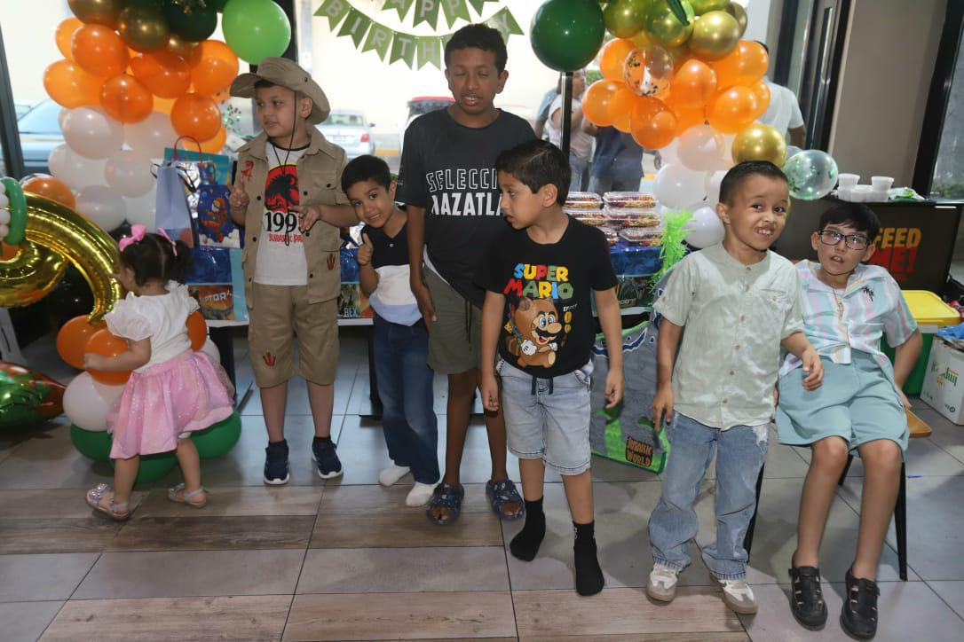 $!El pequeño entre sus amigos.