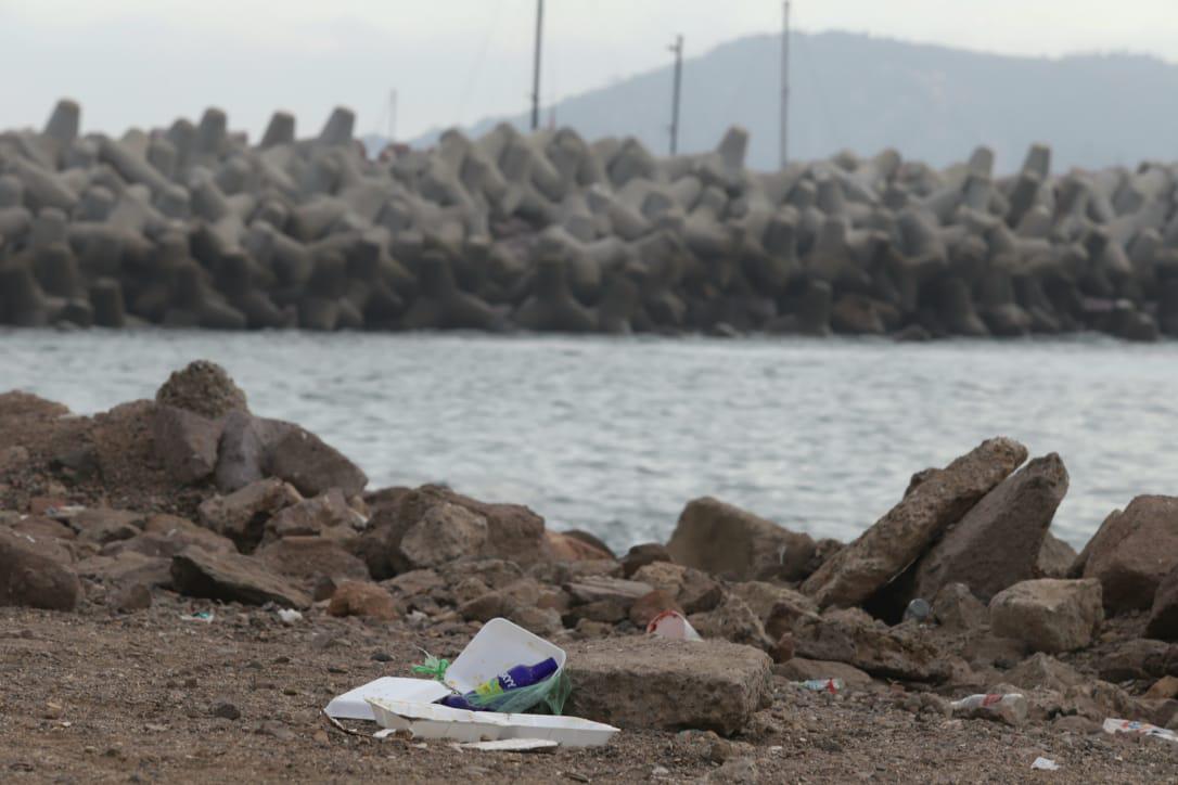 $!Tras el fin de semana largo, escollera del Faro, en Mazatlán, amanece con basura