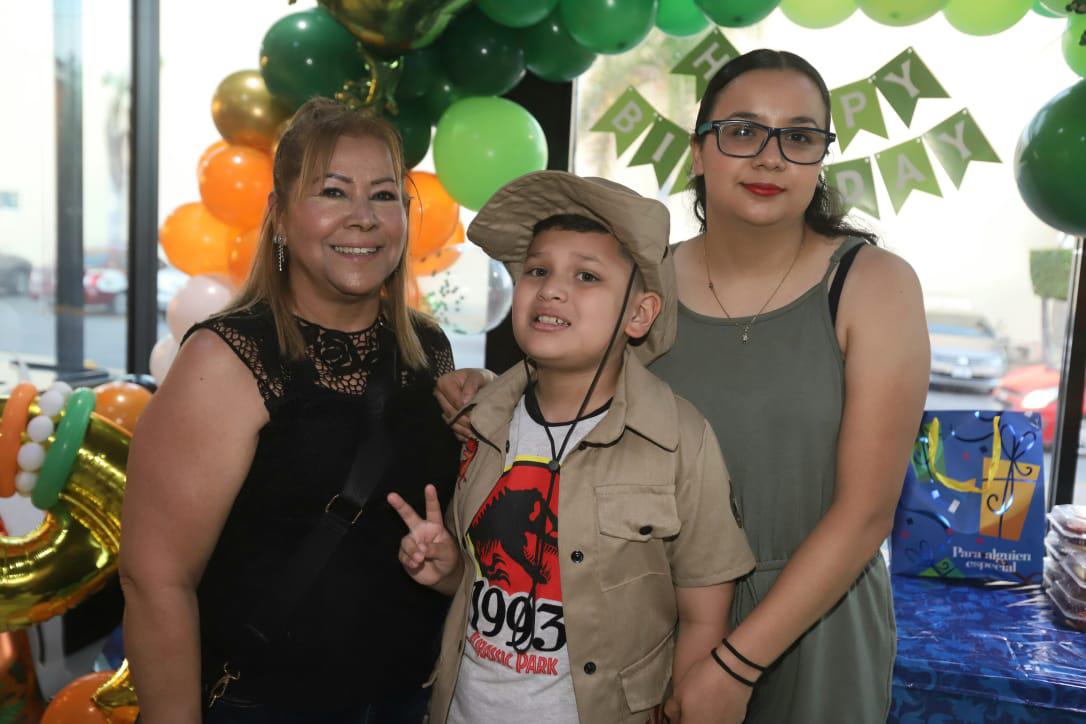 $!Juanito junto a su abuelita, Lucinda Ramos Ayala y su tía, Teresita Serrano Ramos.