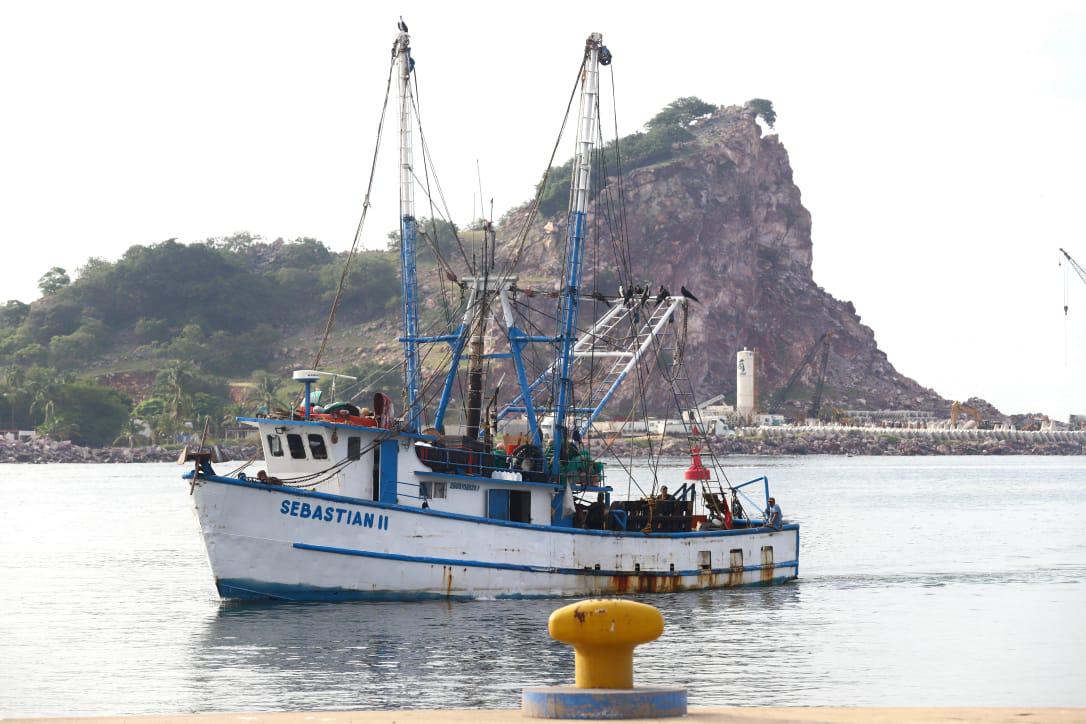 $!Barcos camaroneros se resguardan en el puerto de Mazatlán por ‘Priscilla’