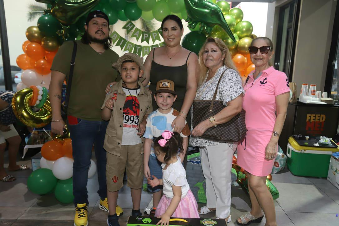 $!Juanito entre sus tíos, Agustín Ramírez, Selene Ochoa, Teresa Ramos y Cristina Ramos; su primo Agustín y su hermanita Lucía Adara.