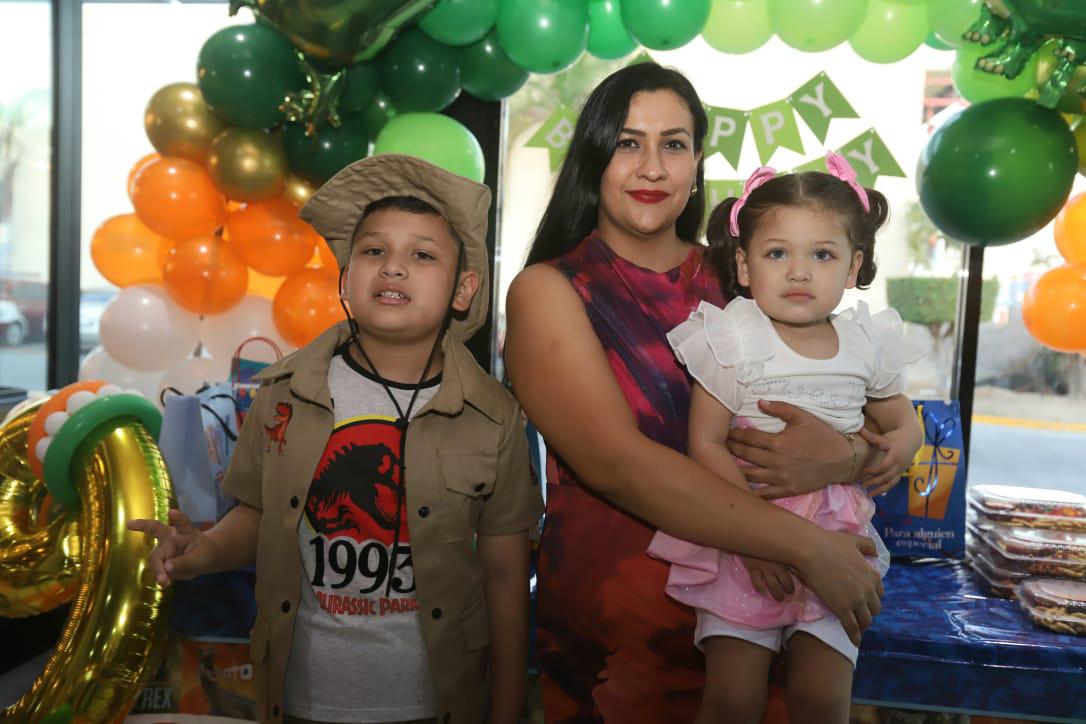 $!El cumpleañero entre su mamá Lucinda Guadalupe Serrano y su hermanita, Lucía Adara Llamas.