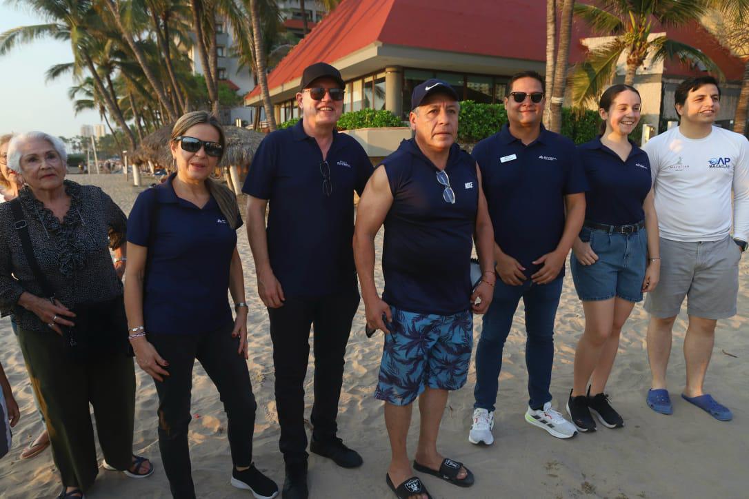 $!La liberación de tortugas se fusiona con el atardecer en Mazatlán